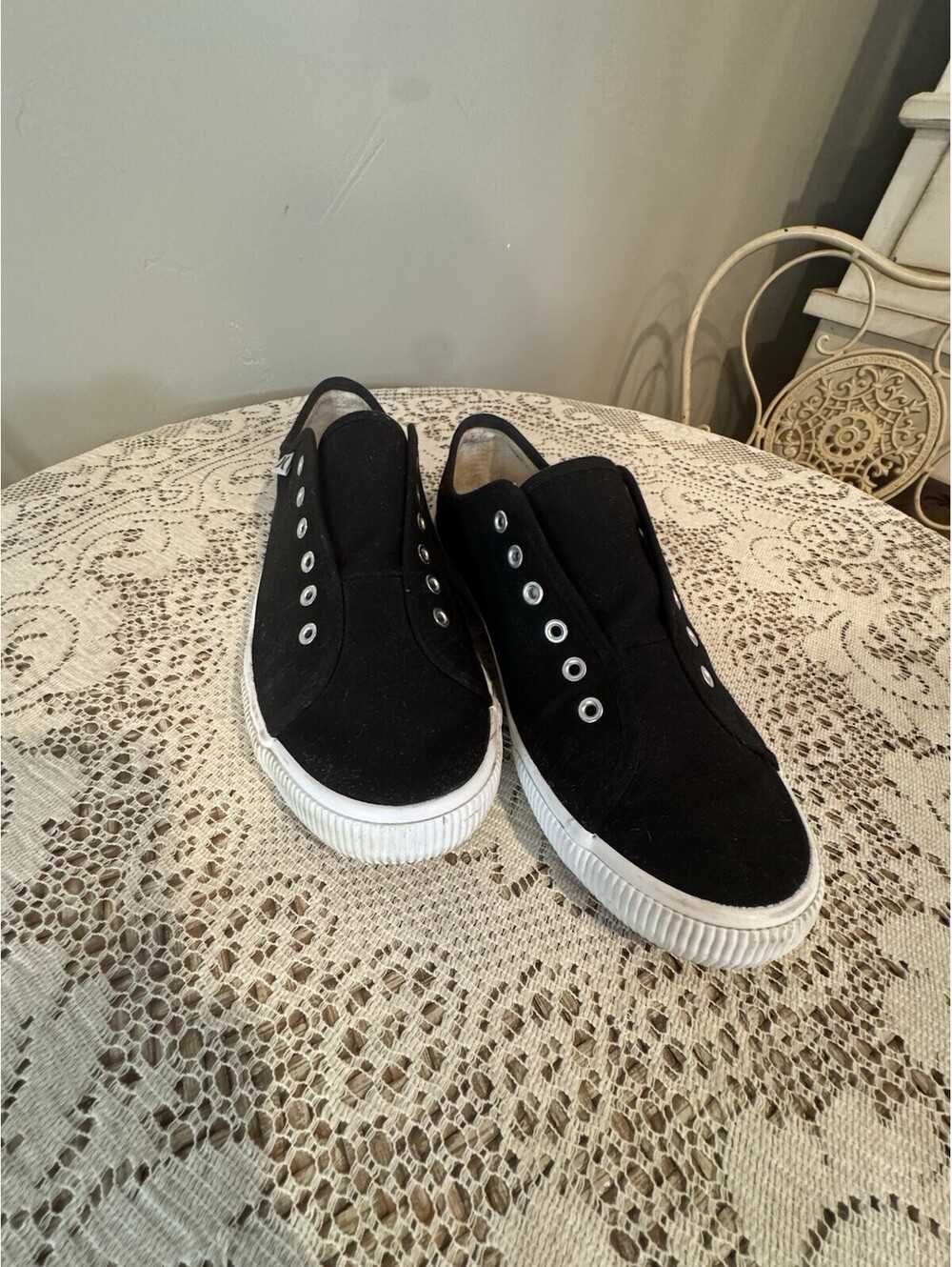 Hurley Women's Chloe No-Lace Slip-On Canvas Sneaker Black size 9